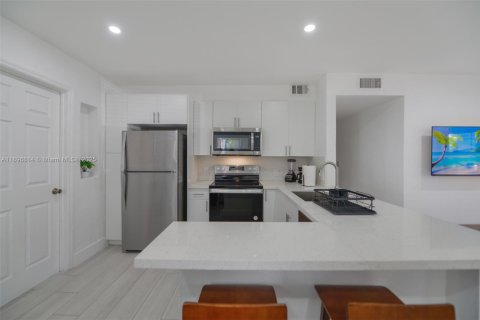 Снять в аренду виллу или дом в Майами, Флорида 3 спальни, 99.96м2, № 1948998 - фото 7