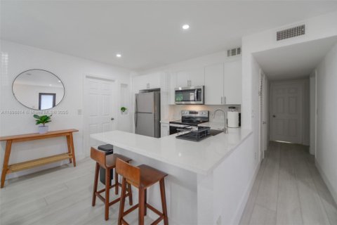 Снять в аренду виллу или дом в Майами, Флорида 3 спальни, 99.96м2, № 1948998 - фото 11