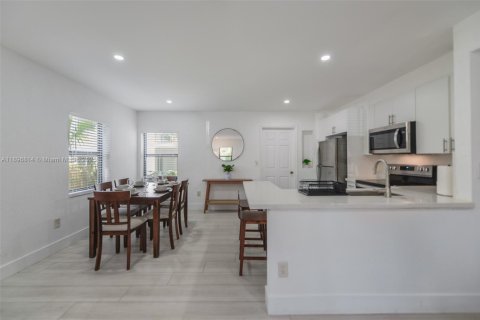 Снять в аренду виллу или дом в Майами, Флорида 3 спальни, 99.96м2, № 1948998 - фото 8