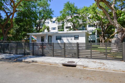 Снять в аренду виллу или дом в Майами, Флорида 3 спальни, 99.96м2, № 1948998 - фото 2