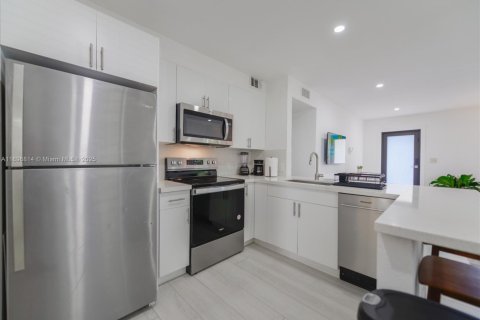 Снять в аренду виллу или дом в Майами, Флорида 3 спальни, 99.96м2, № 1948998 - фото 6