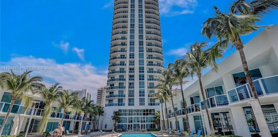 Кондоминиум с 2 спальнями в Халландейл-Бич, Флорида № 2001960