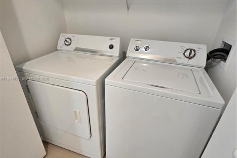 Купить кондоминиум в Халландейл-Бич, Флорида 2 спальни, 122.91м2, № 2001960 - фото 7