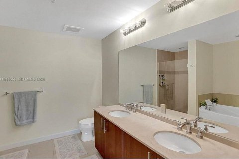 Купить кондоминиум в Халландейл-Бич, Флорида 2 спальни, 122.91м2, № 2001960 - фото 5