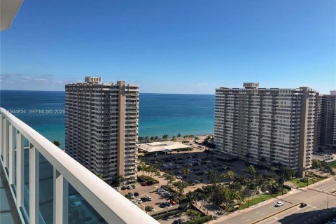 Купить кондоминиум в Халландейл-Бич, Флорида 2 спальни, 122.91м2, № 2001960 - фото 9