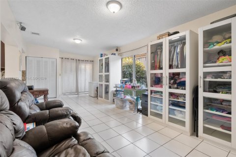 House in Miami, Florida 4 bedrooms, 232.81 sq.m. № 1995692 - photo 23