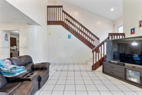 House in Miami, Florida 4 bedrooms, 232.81 sq.m. № 1995692 - photo 6