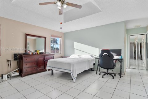 House in Miami, Florida 4 bedrooms, 232.81 sq.m. № 1995692 - photo 27