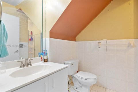 House in Miami, Florida 4 bedrooms, 232.81 sq.m. № 1995692 - photo 17