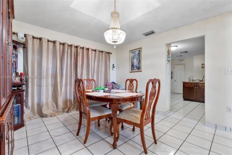 House in Miami, Florida 4 bedrooms, 232.81 sq.m. № 1995692 - photo 11