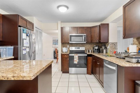 House in Miami, Florida 4 bedrooms, 232.81 sq.m. № 1995692 - photo 14