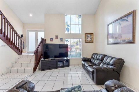 House in Miami, Florida 4 bedrooms, 232.81 sq.m. № 1995692 - photo 10