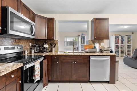 House in Miami, Florida 4 bedrooms, 232.81 sq.m. № 1995692 - photo 15