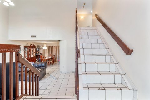 House in Miami, Florida 4 bedrooms, 232.81 sq.m. № 1995692 - photo 5