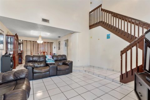 House in Miami, Florida 4 bedrooms, 232.81 sq.m. № 1995692 - photo 9