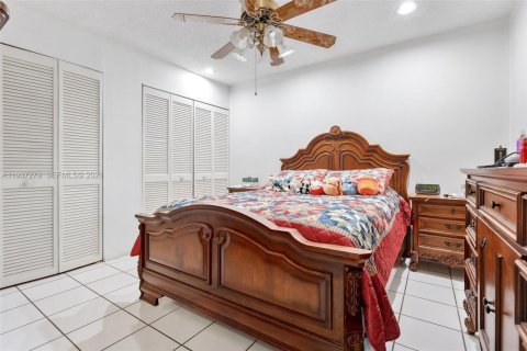 House in Miami, Florida 4 bedrooms, 232.81 sq.m. № 1995692 - photo 18