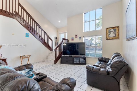 House in Miami, Florida 4 bedrooms, 232.81 sq.m. № 1995692 - photo 7