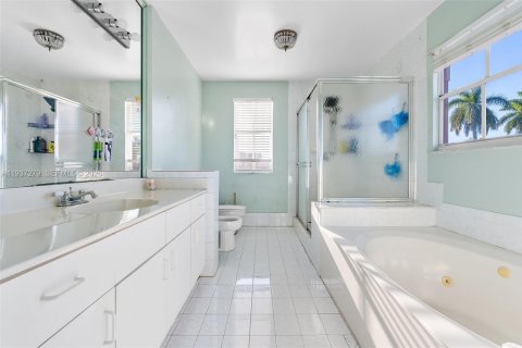 House in Miami, Florida 4 bedrooms, 232.81 sq.m. № 1995692 - photo 29