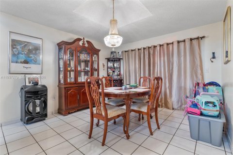 House in Miami, Florida 4 bedrooms, 232.81 sq.m. № 1995692 - photo 12