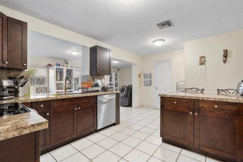 House in Miami, Florida 4 bedrooms, 232.81 sq.m. № 1995692 - photo 16