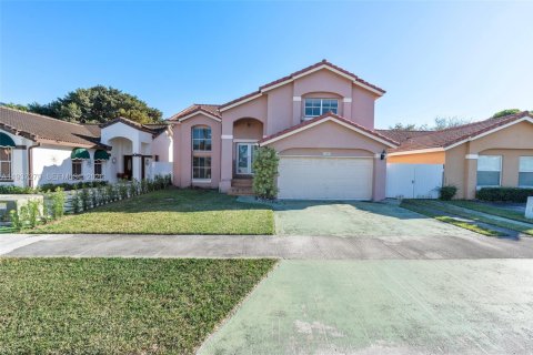 House in Miami, Florida 4 bedrooms, 232.81 sq.m. № 1995692 - photo 4