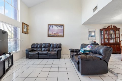 House in Miami, Florida 4 bedrooms, 232.81 sq.m. № 1995692 - photo 8