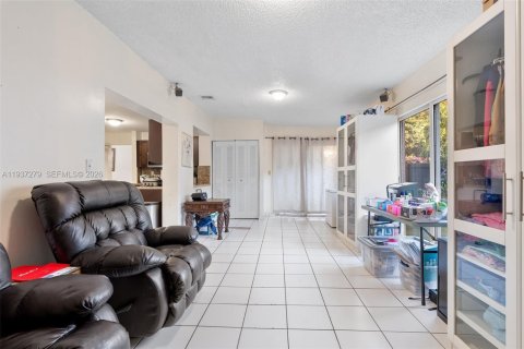 House in Miami, Florida 4 bedrooms, 232.81 sq.m. № 1995692 - photo 22