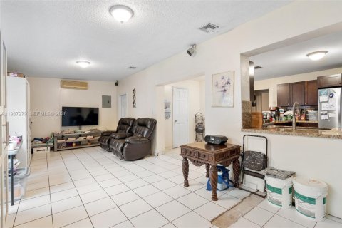 House in Miami, Florida 4 bedrooms, 232.81 sq.m. № 1995692 - photo 24