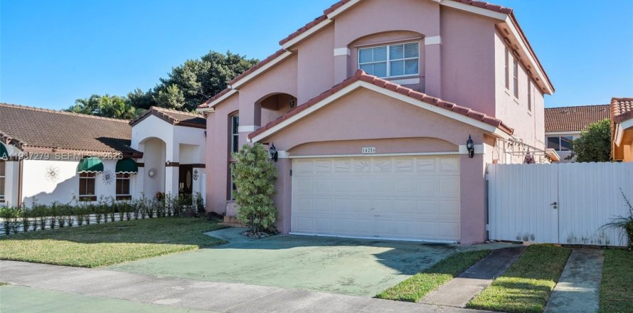 House in Miami, Florida 4 bedrooms, 232.81 sq.m. № 1995692