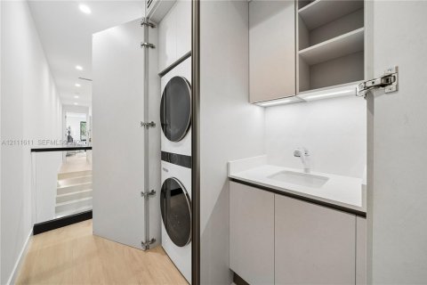 Adosado en venta en Miami, Florida, 4 dormitorios, 253.44 m2 № 2432229 - foto 16