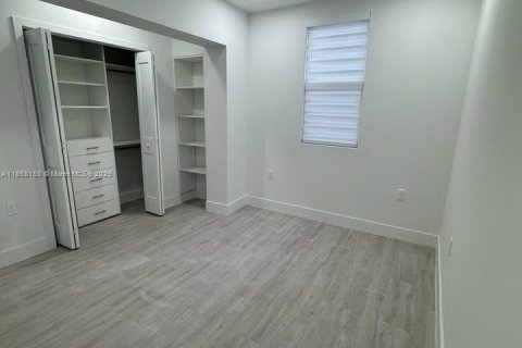 House in Miami, Florida 5 bedrooms, 214.79 sq.m. № 1887321 - photo 12