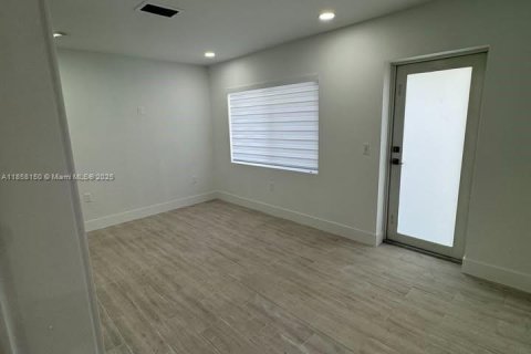 House in Miami, Florida 5 bedrooms, 214.79 sq.m. № 1887321 - photo 18