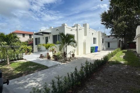 House in Miami, Florida 5 bedrooms, 214.79 sq.m. № 1887321 - photo 3
