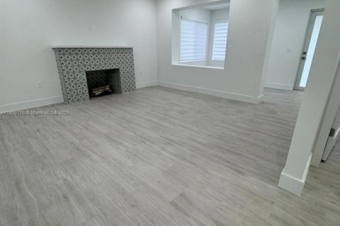 House in Miami, Florida 5 bedrooms, 214.79 sq.m. № 1887321 - photo 8