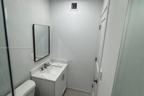 House in Miami, Florida 5 bedrooms, 214.79 sq.m. № 1887321 - photo 19