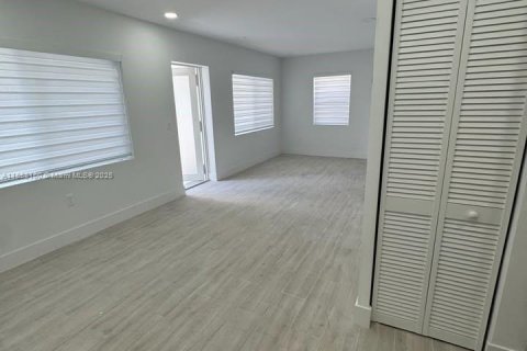 House in Miami, Florida 5 bedrooms, 214.79 sq.m. № 1887321 - photo 17