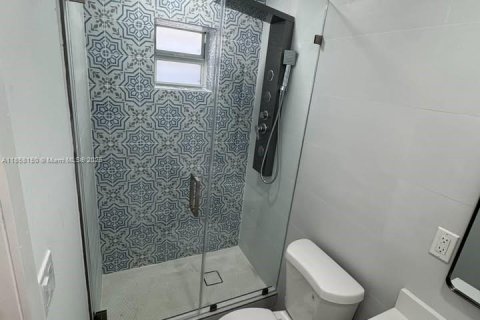 House in Miami, Florida 5 bedrooms, 214.79 sq.m. № 1887321 - photo 21