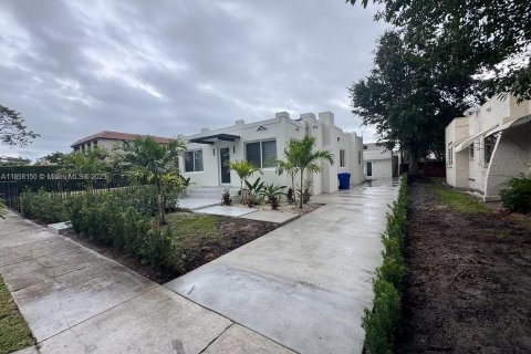 House in Miami, Florida 5 bedrooms, 214.79 sq.m. № 1887321 - photo 1