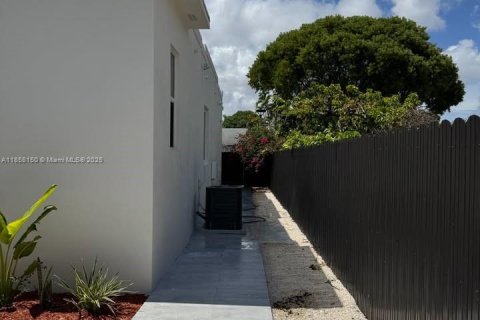 House in Miami, Florida 5 bedrooms, 214.79 sq.m. № 1887321 - photo 6