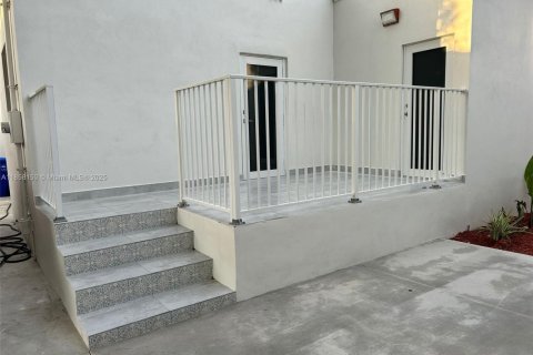 House in Miami, Florida 5 bedrooms, 214.79 sq.m. № 1887321 - photo 14