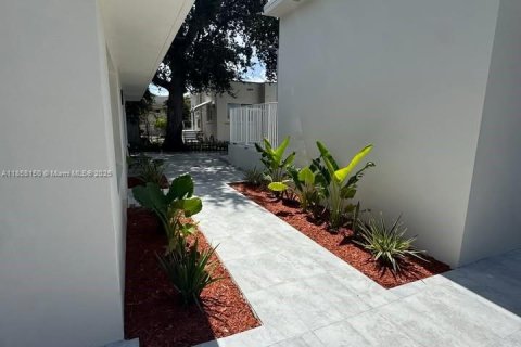 House in Miami, Florida 5 bedrooms, 214.79 sq.m. № 1887321 - photo 15