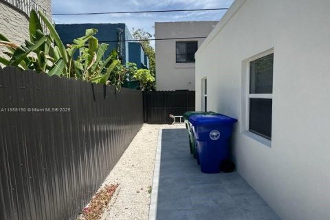 House in Miami, Florida 5 bedrooms, 214.79 sq.m. № 1887321 - photo 5