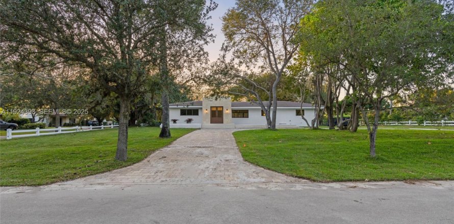 Casa en Pinecrest, Florida 5 dormitorios, 323.39 m2 № 1982803