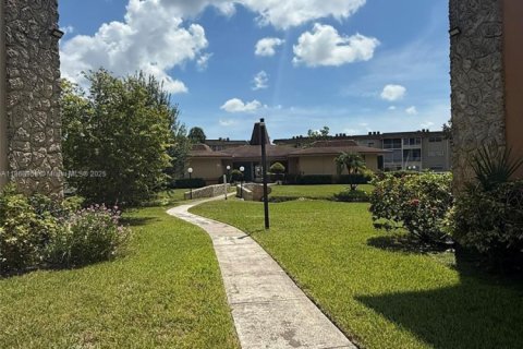 Condo in Lauderdale Lakes, Florida, 1 bedroom  № 1893145 - photo 11