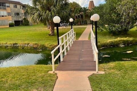Condo in Lauderdale Lakes, Florida, 1 bedroom  № 1893145 - photo 10