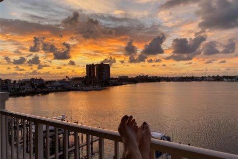 Condo in Redington Shores, Florida, 3 bedrooms  № 1884559 - photo 1