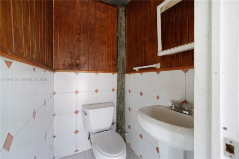 House in Miami, Florida 3 bedrooms, 177.26 sq.m. № 2002080 - photo 30