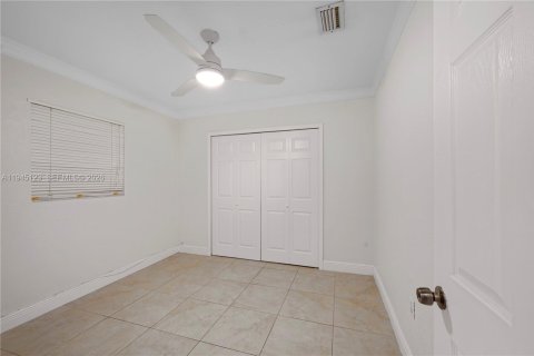 House in Miami, Florida 3 bedrooms, 177.26 sq.m. № 2002080 - photo 4