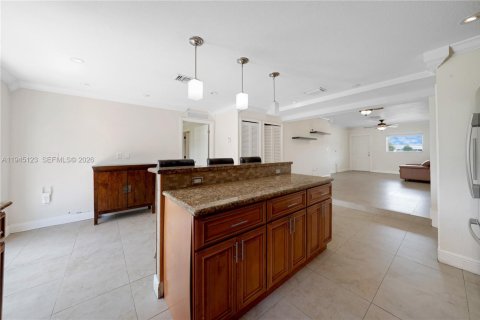 House in Miami, Florida 3 bedrooms, 177.26 sq.m. № 2002080 - photo 19