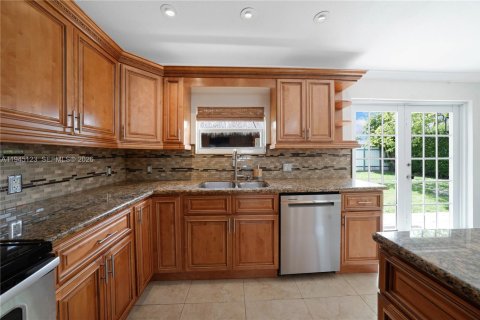 House in Miami, Florida 3 bedrooms, 177.26 sq.m. № 2002080 - photo 20